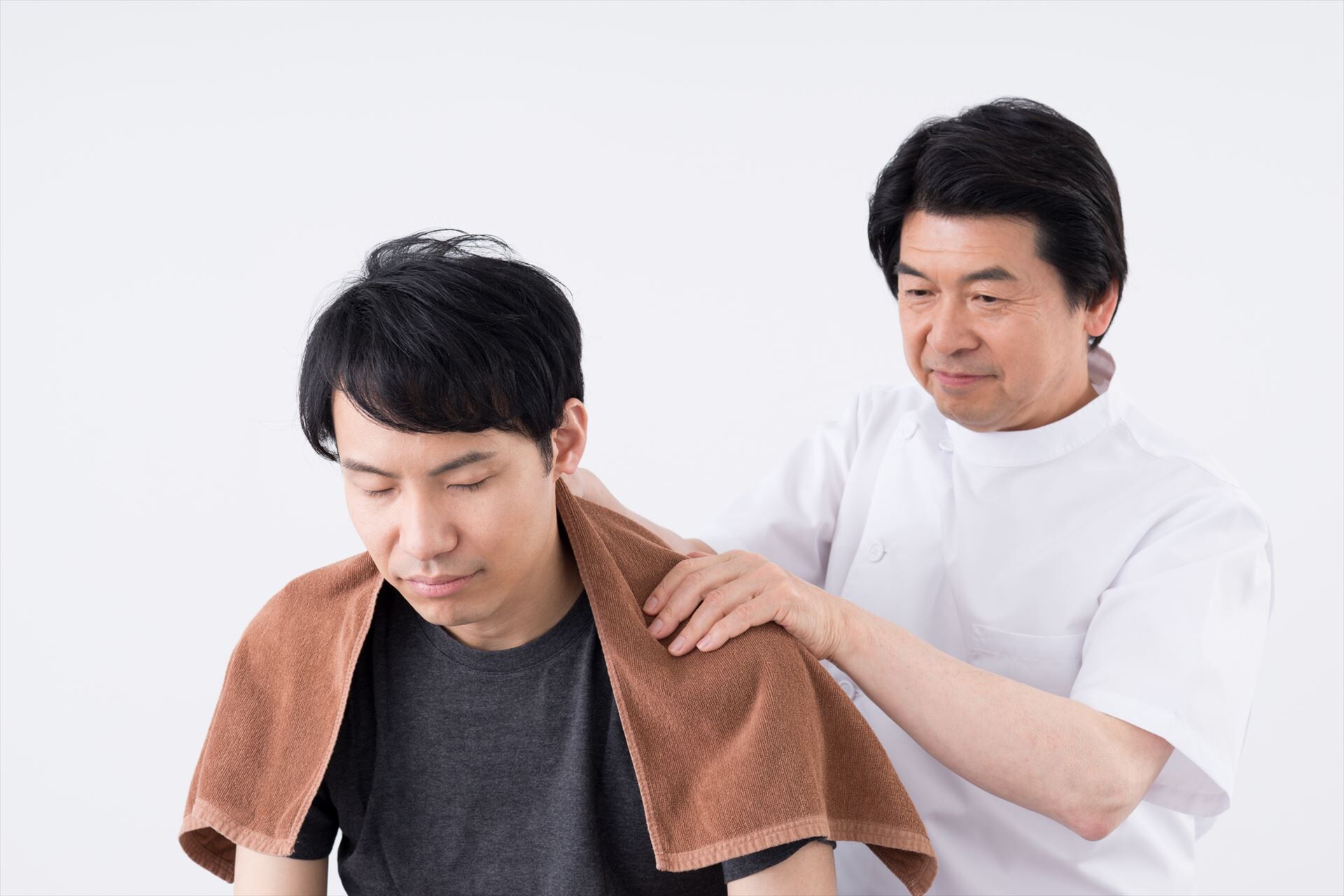 肩をほぐす男性スタッフ