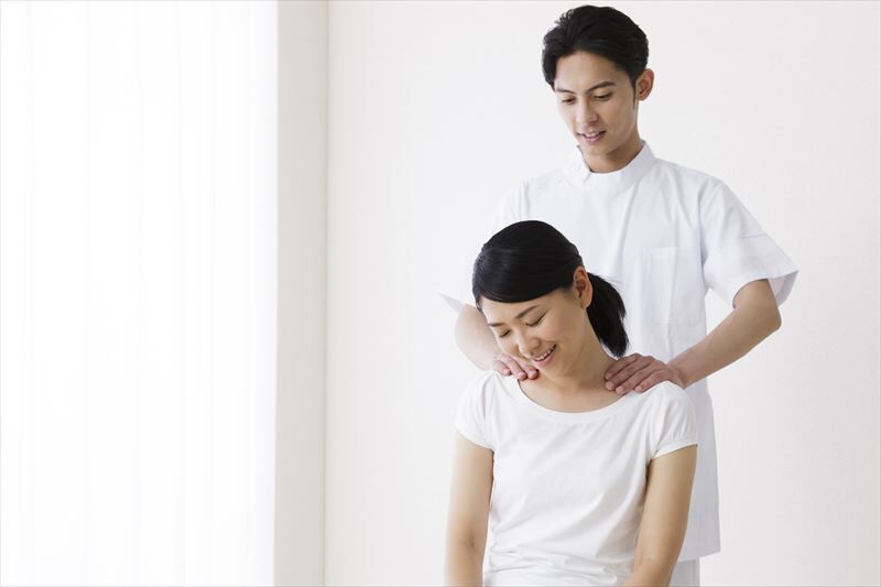 女性を施術する男性スタッフ